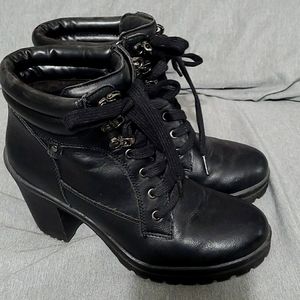 Black ankle boots no flaws worn only a 2 times
